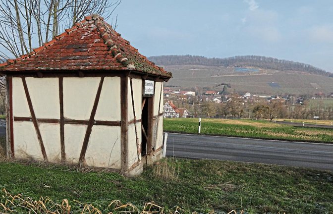 Das Spielberger Bahnhöfle, ein Wartehäuschen zwischen Hohenhaslach und Ochsenbach, gammelt vor sich hin. Eine Sanierung und Verlegung, ein Schulprojekt, scheiterte. Fotos: Bögel