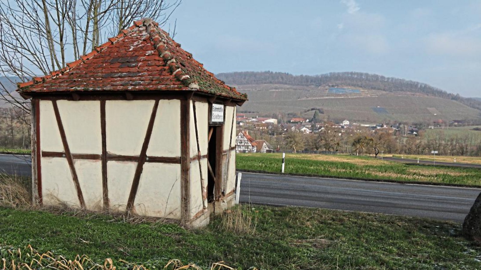 Das Spielberger Bahnhöfle, ein Wartehäuschen zwischen Hohenhaslach und Ochsenbach, gammelt vor sich hin. Eine Sanierung und Verlegung, ein Schulprojekt, scheiterte. Fotos: Bögel Das Spielberger Bahnhöfle, ein Wartehäuschen zwischen Hohenhaslach und Ochsenbach, gammelt vor sich hin. Eine Sanierung und Verlegung, ein Schulprojekt, scheiterte. Fotos: Bögel