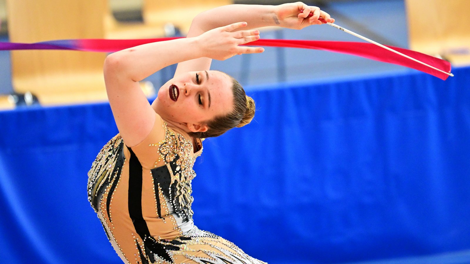 Mailin Widmann misst sich beim Deutschland-Cup mit den besten 18 Gymnastinnen der Republik in ihrer Altersklasse K 10 der Erwachsenen 18+. Foto: privat