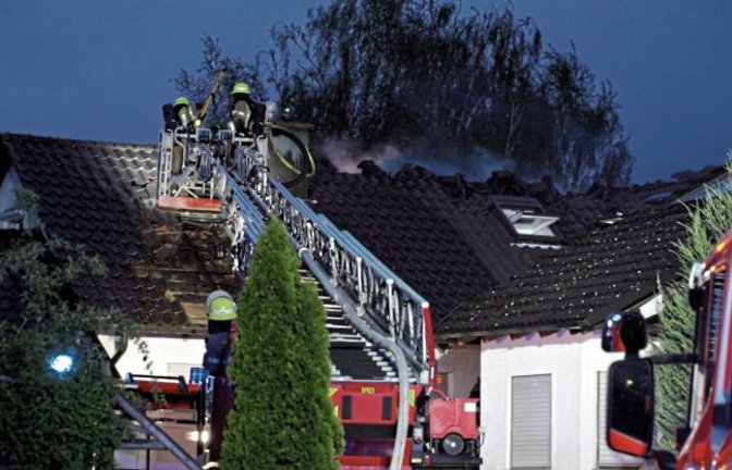 Feuerwehreinsatz an einem Mehrfamilienhaus in Pinache in der Nacht zum Sonntag. Foto: Recken