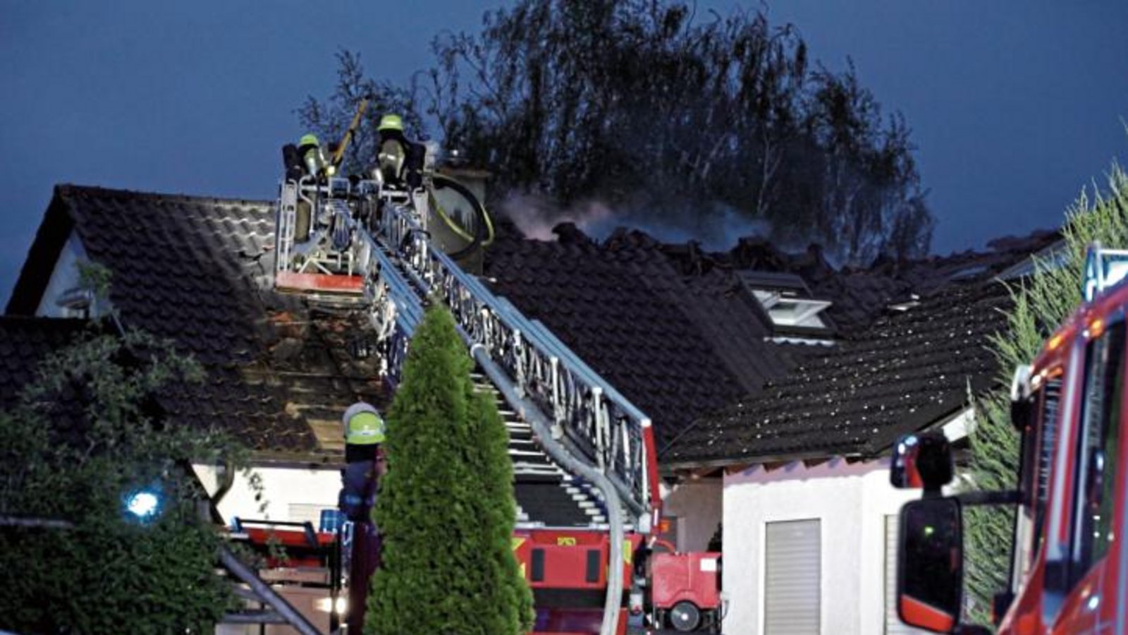 Feuerwehreinsatz an einem Mehrfamilienhaus in Pinache in der Nacht zum Sonntag. Foto: Recken Feuerwehreinsatz an einem Mehrfamilienhaus in Pinache in der Nacht zum Sonntag. Foto: Recken