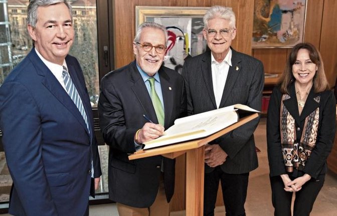 Landrat Dietmar Allgaier, der ecuadorianische Botschafter in Deutschland, Manuel Antonio Mejía Dalmau, der ecuadorianische Honorarkonsul Siegfried Rapp sowie Mejía Dalmaus Frau María Teresa Tobar Castillo (von links) im Landratsamt. Foto: LL
