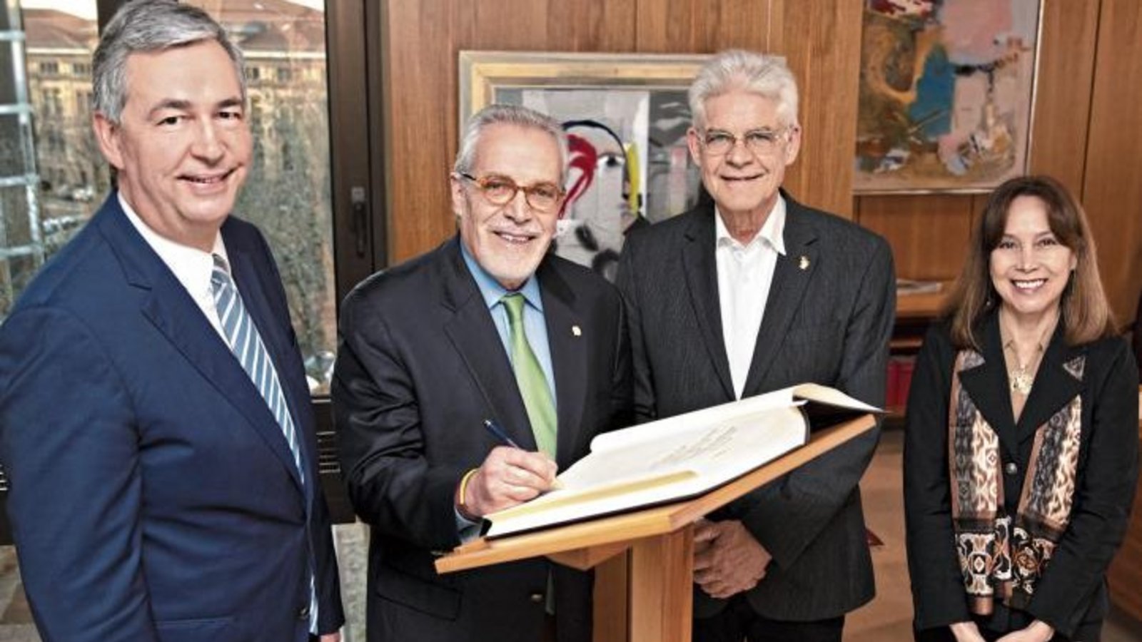Landrat Dietmar Allgaier, der ecuadorianische Botschafter in Deutschland, Manuel Antonio Mejía Dalmau, der ecuadorianische Honorarkonsul Siegfried Rapp sowie Mejía Dalmaus Frau María Teresa Tobar Castillo (von links) im Landratsamt. Foto: LL Landrat Dietmar Allgaier, der ecuadorianische Botschafter in Deutschland, Manuel Antonio Mejía Dalmau, der ecuadorianische Honorarkonsul Siegfried Rapp sowie Mejía Dalmaus Frau María Teresa Tobar Castillo (von links) im Landratsamt. Foto: LL