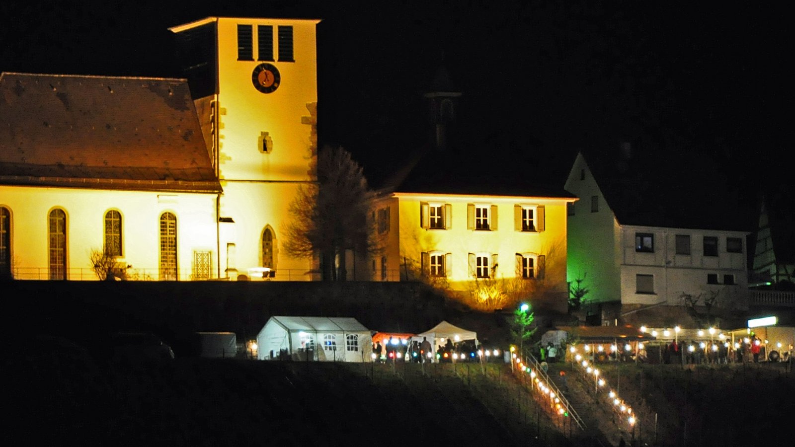 Lichterglanz: Kirche und Panoramaweg in Hohenhaslach. Foto: p Lichterglanz: Kirche und Panoramaweg in Hohenhaslach. Foto: p