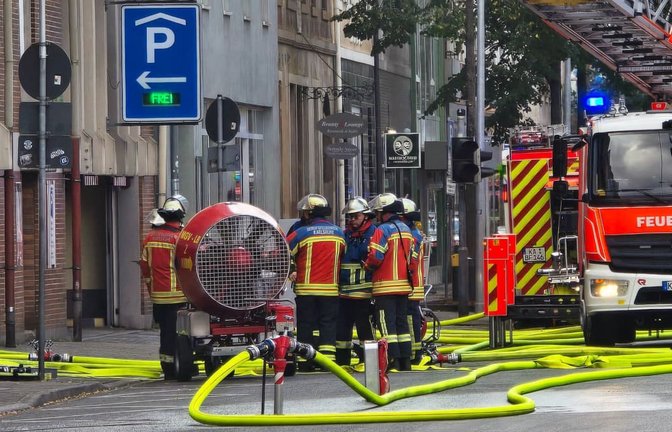 Zahlreiche Feuerwehrleute löschen die brennenden Autos in dem Parkhaus.<span class='image-autor'>Thomas Riedel/dpa</span>