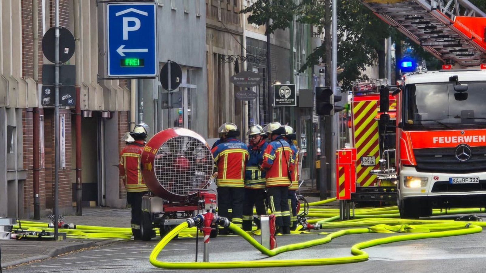 Zahlreiche Feuerwehrleute löschen die brennenden Autos in dem Parkhaus.Thomas Riedel/dpa Zahlreiche Feuerwehrleute löschen die brennenden Autos in dem Parkhaus.Thomas Riedel/dpa