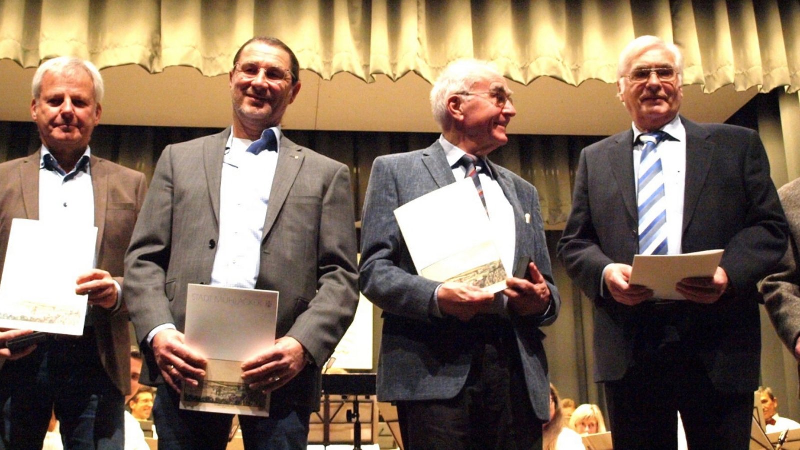 Ausgezeichnet (von links): Oberbürgermeister Frank Schneider ehrt die Senderretter Thomas Knapp, Steffen Ritter, Dieter Eberle, Hans-Bernd Weiner und Jürgen Fegert. Foto: Filitz Ausgezeichnet (von links): Oberbürgermeister Frank Schneider ehrt die Senderretter Thomas Knapp, Steffen Ritter, Dieter Eberle, Hans-Bernd Weiner und Jürgen Fegert. Foto: Filitz