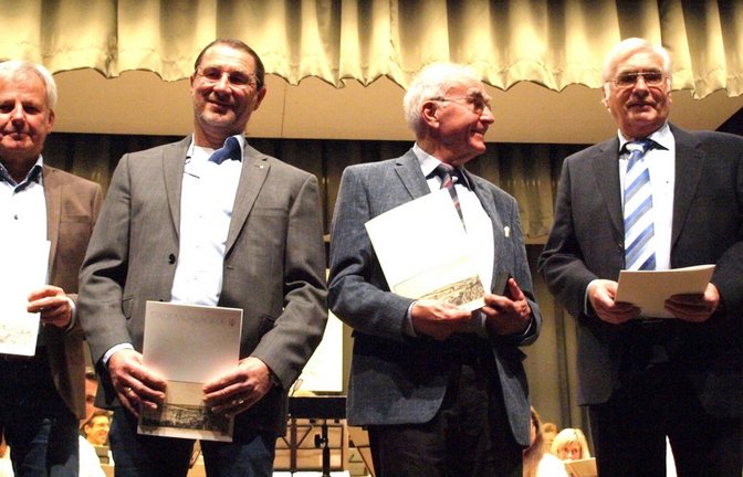 Ausgezeichnet (von links): Oberbürgermeister Frank Schneider ehrt die Senderretter Thomas Knapp, Steffen Ritter, Dieter Eberle, Hans-Bernd Weiner und Jürgen Fegert.  <span class='image-autor'>Foto: Filitz</span>