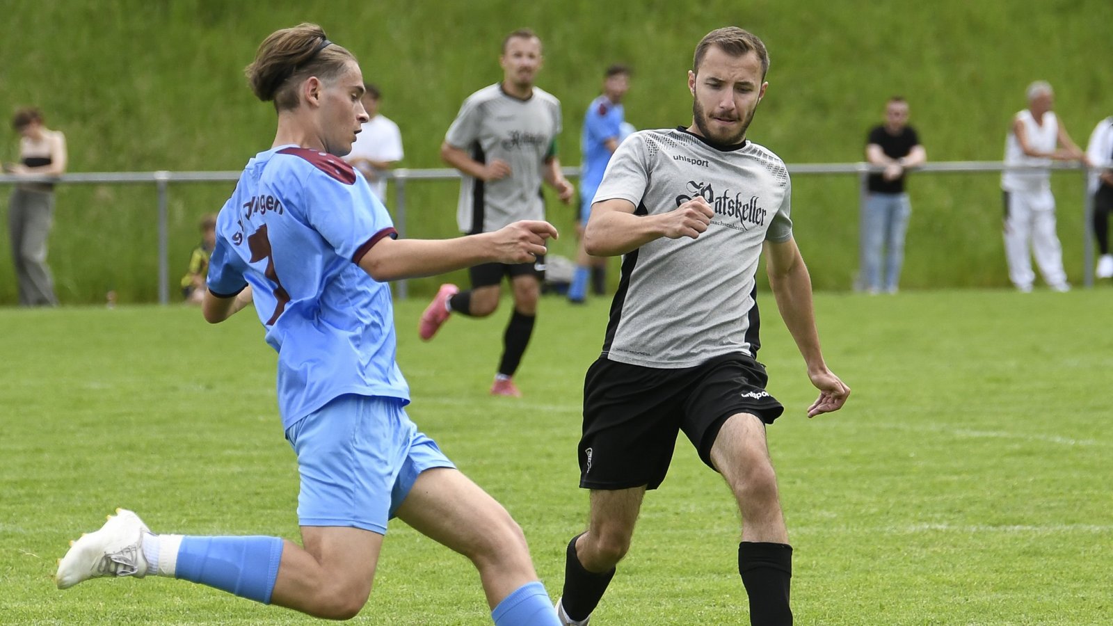 Fairplay-Sieger: Der SV Illingen II (links Darijan Brekalo) wird in der Kreisliga B 8 Vizemeister und steht in der Fairness-Wertung ganz oben. Foto: Leitner