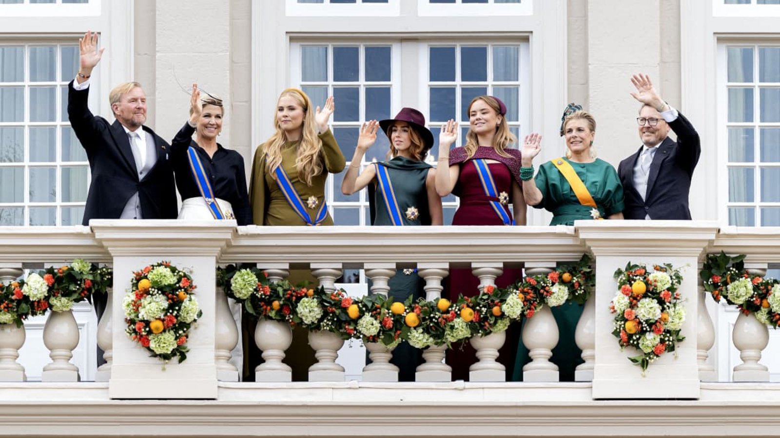 (von links) Der niederländische König Willem-Alexander, Königin Máxima, die Prinzessinnen Amalia, Alexia und Ariane, Prinzessin Laurentien and Prinz Constantijn auf dem Balkon des Noordeinde Palasts in Den Haag.RAMON VAN FLYMEN/afp (von links) Der niederländische König Willem-Alexander, Königin Máxima, die Prinzessinnen Amalia, Alexia und Ariane, Prinzessin Laurentien and Prinz Constantijn auf dem Balkon des Noordeinde Palasts in Den Haag.RAMON VAN FLYMEN/afp
