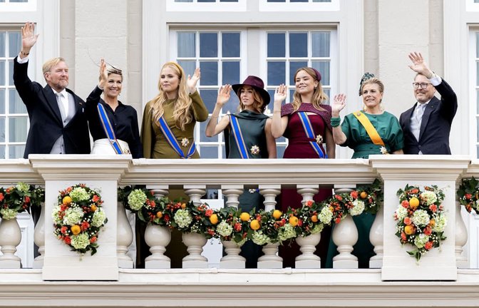 (von links) Der niederländische König Willem-Alexander, Königin Máxima, die Prinzessinnen Amalia, Alexia und Ariane, Prinzessin Laurentien and Prinz Constantijn auf dem Balkon des Noordeinde Palasts in Den Haag.<span class='image-autor'>RAMON VAN FLYMEN/afp</span>