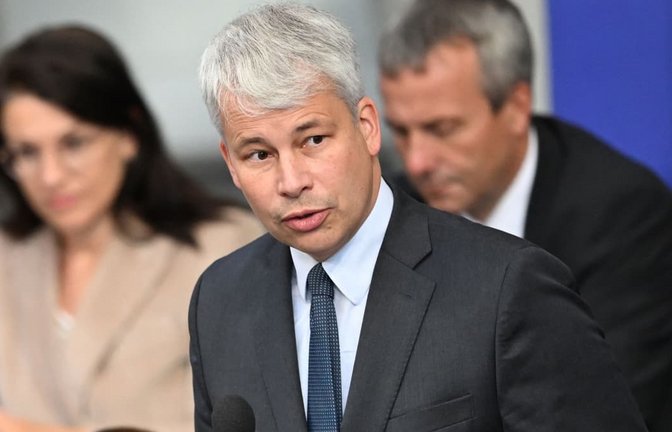 Bundesverkehrsminister Steffen Bilger (CDU) will bald Verbesserungen bei der Deutschen Bahn sehen.<span class='image-autor'>Michael Brandt/dpa</span>