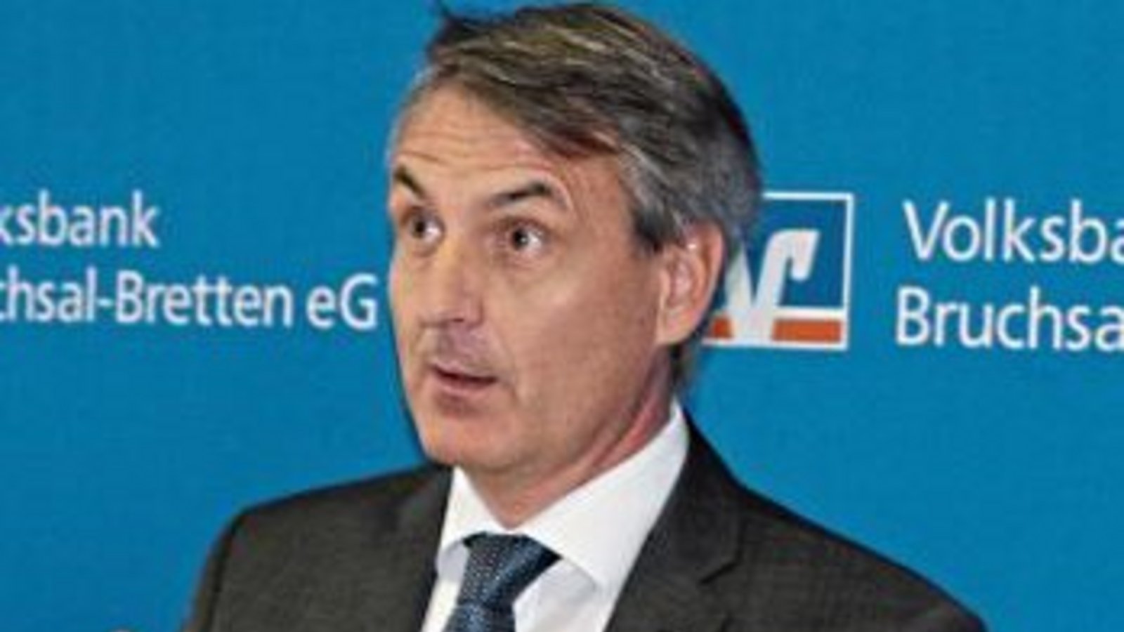Seit knapp zwei Jahrzehnten verantwortet Roland Schäfer die Geschicke der Volksbank Bruchsal-Bretten, die jetzt in der Oberrheinebene durch die Fusion mit der Volksbank Stutensee-Weingarten hinsichtlich der Bilanzsumme noch um rund ein Drittel gewachsen i