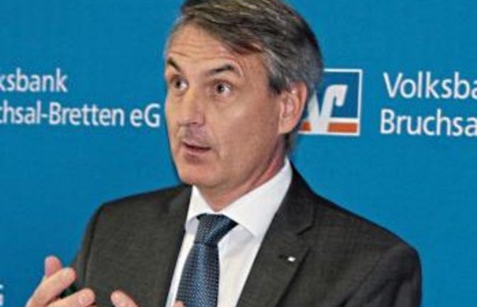 Seit knapp zwei Jahrzehnten verantwortet Roland Schäfer die Geschicke der Volksbank Bruchsal-Bretten, die jetzt in der Oberrheinebene durch die Fusion mit der Volksbank Stutensee-Weingarten hinsichtlich der Bilanzsumme noch um rund ein Drittel gewachsen i