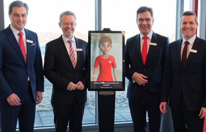 Der KSK-Vorstand (von links) Thomas Geiger, Vorsitzender Dr. Heinz-Werner Schulte, Thomas Raab und Marco Beckbissinger mit der neuen KI „Kim“, die derzeit getestet wird. <span class='image-autor'>Foto: KSK</span>