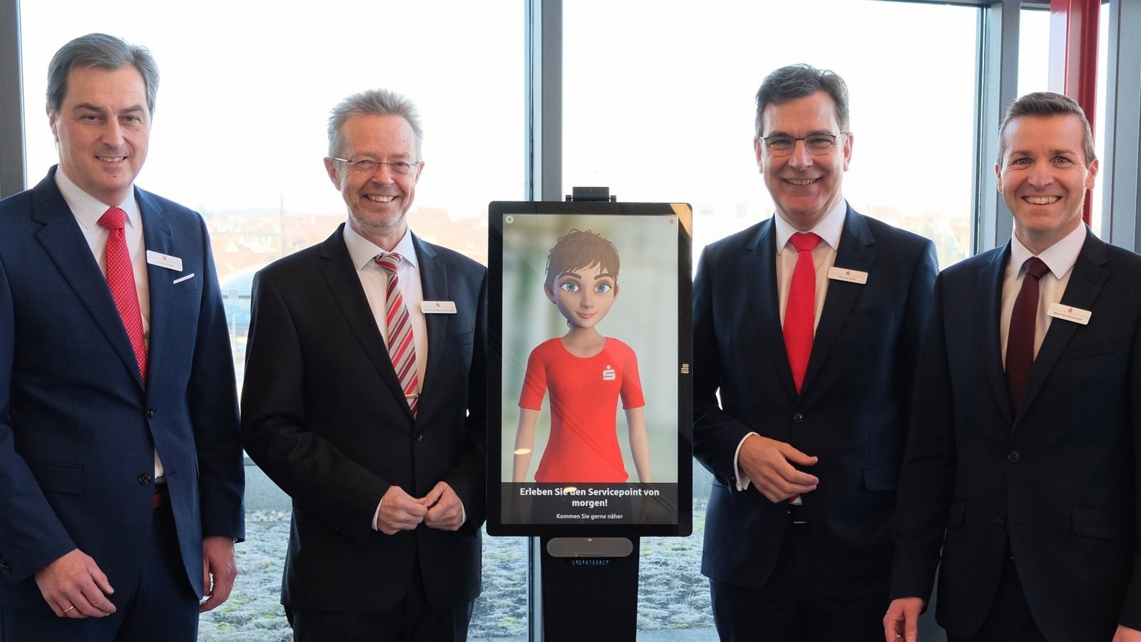 Der KSK-Vorstand (von links) Thomas Geiger, Vorsitzender Dr. Heinz-Werner Schulte, Thomas Raab und Marco Beckbissinger mit der neuen KI „Kim“, die derzeit getestet wird. Foto: KSK