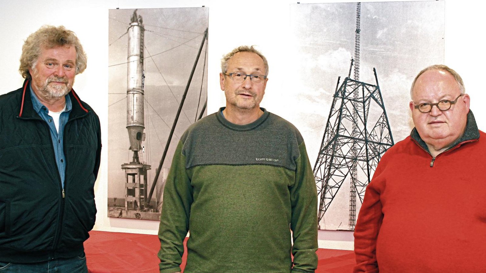 Vor historischen Fotos vom Stahlmastbau 1950 (links) und dem Vorgänger-Holzturm von 1934 in Mühlacker: Fördervereinsvorsitzender Frank-Ulrich Seemann und die Stadträte Klemens Köberle und Günter Bächle (von links).  Foto: Kollros