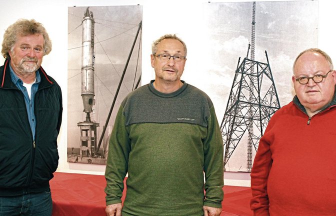 Vor historischen Fotos vom Stahlmastbau 1950 (links) und dem Vorgänger-Holzturm von 1934 in Mühlacker: Fördervereinsvorsitzender Frank-Ulrich Seemann und die Stadträte Klemens Köberle und Günter Bächle (von links).  Foto: Kollros