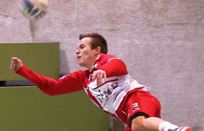 Voller Einsatz bei der Abwehr: Nils Hantke fliegt Richtung Tribüne beim Versuch, den Ball noch zu erreichen. Foto: Küppers<span class='image-autor'>Foto: Küppers</span>