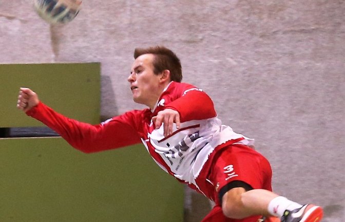 Voller Einsatz bei der Abwehr: Nils Hantke fliegt Richtung Tribüne beim Versuch, den Ball noch zu erreichen. Foto: Küppers<span class='image-autor'>Foto: Küppers</span>