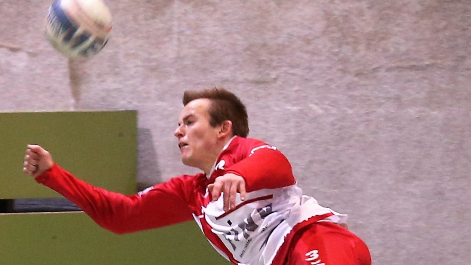 Voller Einsatz bei der Abwehr: Nils Hantke fliegt Richtung Tribüne beim Versuch, den Ball noch zu erreichen. Foto: KüppersFoto: Küppers