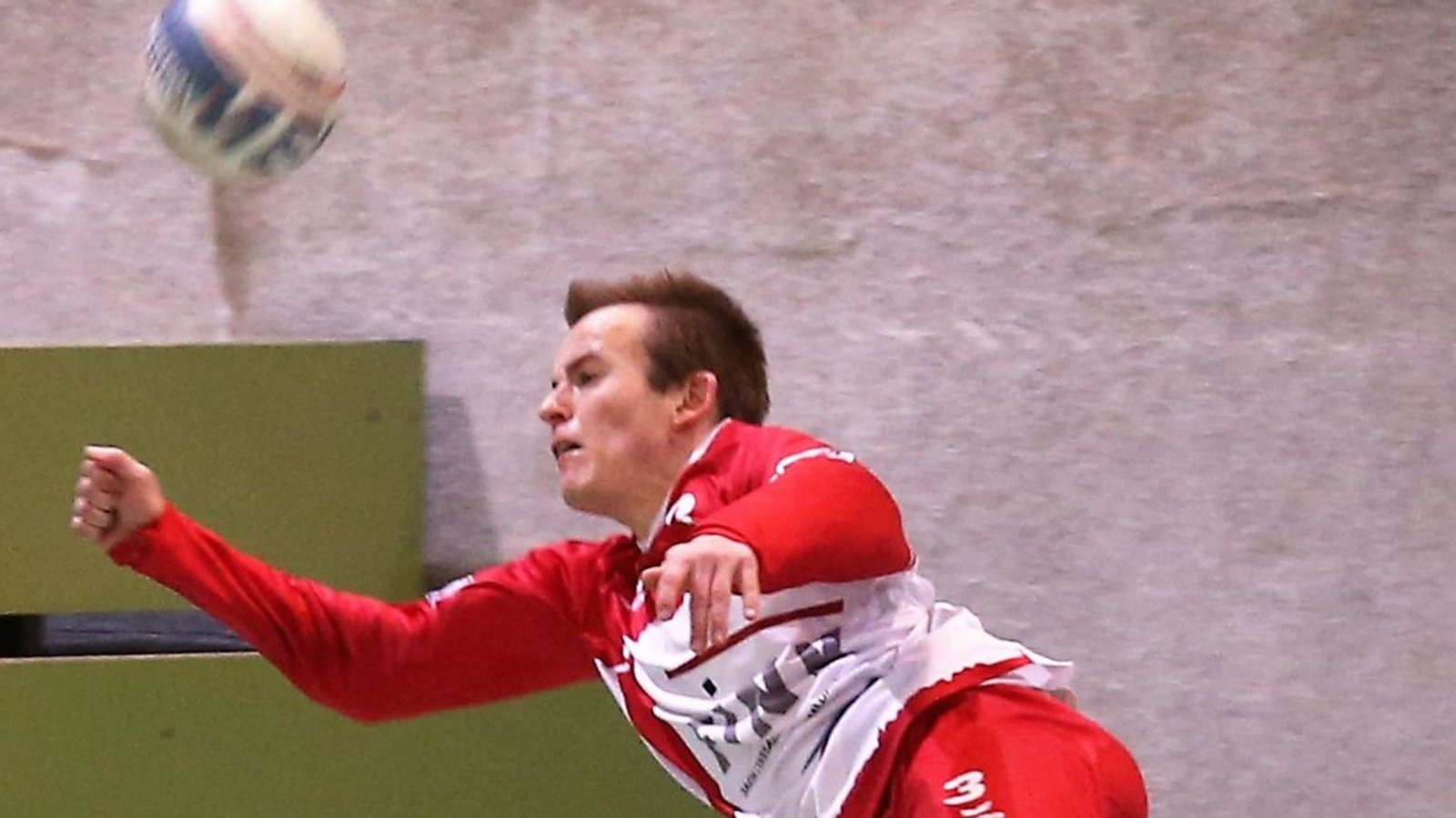Voller Einsatz bei der Abwehr: Nils Hantke fliegt Richtung Tribüne beim Versuch, den Ball noch zu erreichen. Foto: KüppersFoto: Küppers Voller Einsatz bei der Abwehr: Nils Hantke fliegt Richtung Tribüne beim Versuch, den Ball noch zu erreichen. Foto: KüppersFoto: Küppers