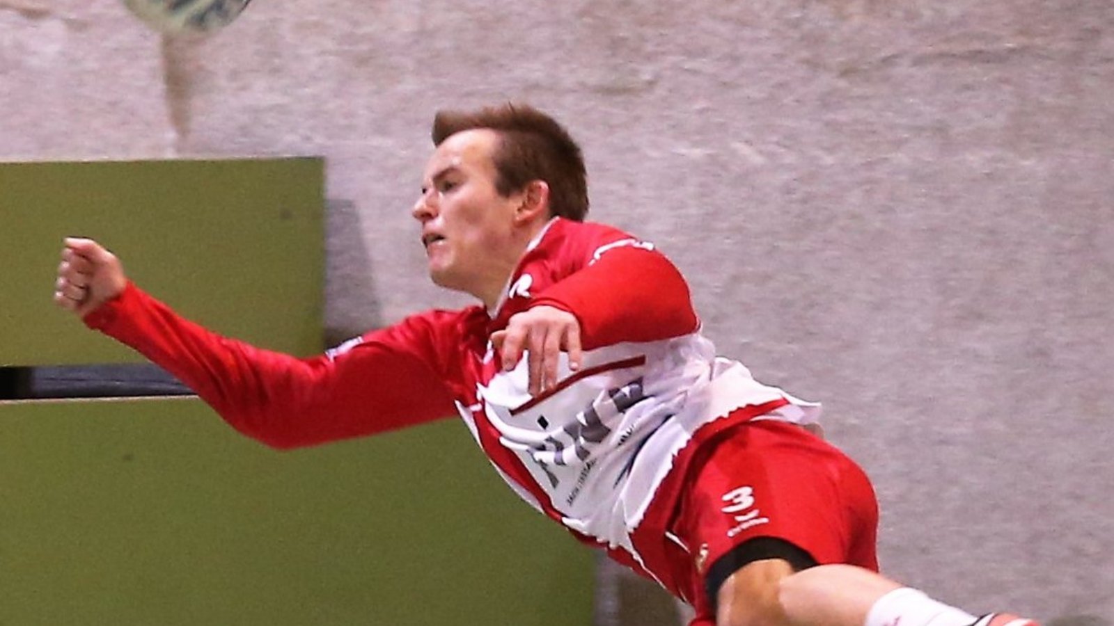Voller Einsatz bei der Abwehr: Nils Hantke fliegt Richtung Tribüne beim Versuch, den Ball noch zu erreichen. Foto: KüppersFoto: Küppers