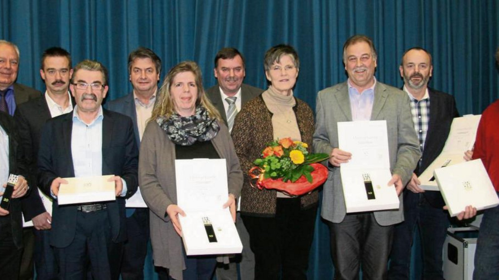 Sachsenheims Bürgermeister Horst Fiedler (zweiter von links) ehrt langjährige Ortschaftsräte aus dem Kirbachtal. Foto: Rostek Sachsenheims Bürgermeister Horst Fiedler (zweiter von links) ehrt langjährige Ortschaftsräte aus dem Kirbachtal. Foto: Rostek