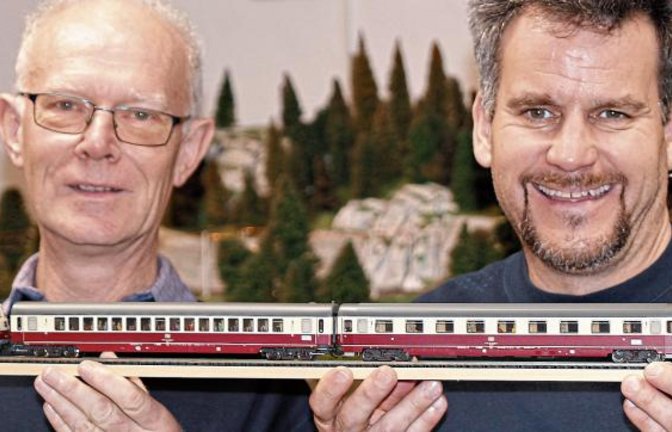 Kleinbahnpräsident Martin Böhringer (links) und der stellvertretende Vorsitzende Thomas Oertle mit einem Trans-Europ-Express. Foto: Kollros