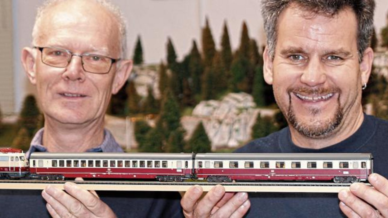 Kleinbahnpräsident Martin Böhringer (links) und der stellvertretende Vorsitzende Thomas Oertle mit einem Trans-Europ-Express. Foto: Kollros