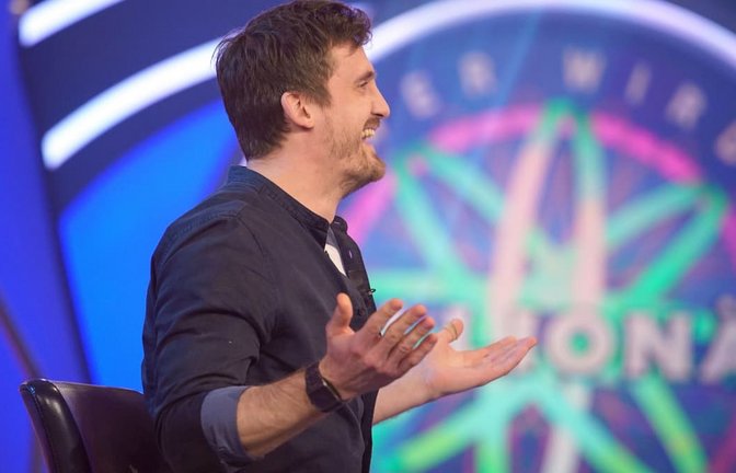Ronald Tenholte breitet nach dem Gewinn bei der Quizshow "Wer wird Millionär?" die Arme aus. Er war  2020 der bislang letzte Millionengewinner der Sendung.<span class='image-autor'>picture alliance/dpa/tvnow | stefan gregorowius</span>