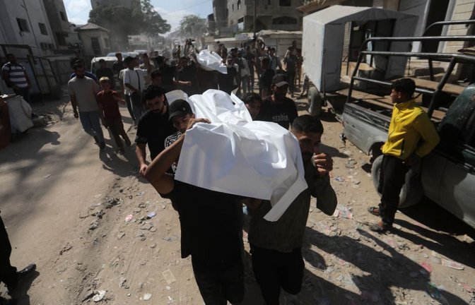 Trauernde nehmen im Al-Schifa-Krankenhaus in Gaza-Stadt Abschied von den Leichnamen sieben Palästinenser, die am Vortag bei einem Angriff der israelischen Armee auf ein Café im Hafen von Gaza getötet worden waren (Archivfoto).<span class='image-autor'>Bilal Osama/APA Images via ZUMA Press Wire/dpa</span>