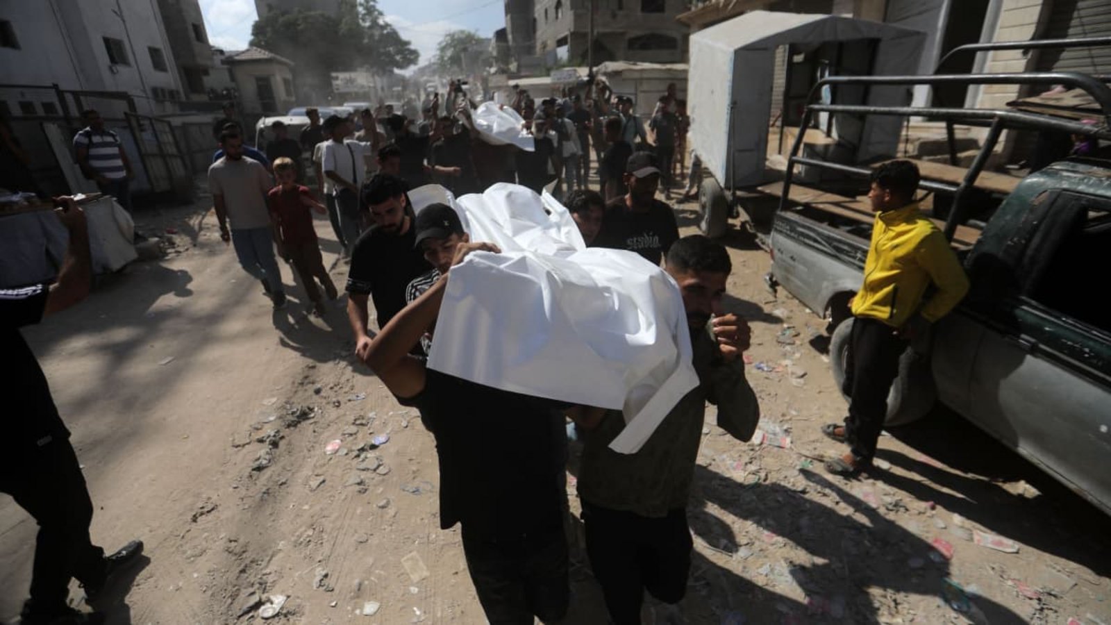 Trauernde nehmen im Al-Schifa-Krankenhaus in Gaza-Stadt Abschied von den Leichnamen sieben Palästinenser, die am Vortag bei einem Angriff der israelischen Armee auf ein Café im Hafen von Gaza getötet worden waren (Archivfoto).Bilal Osama/APA Images via ZUMA Press Wire/dpa