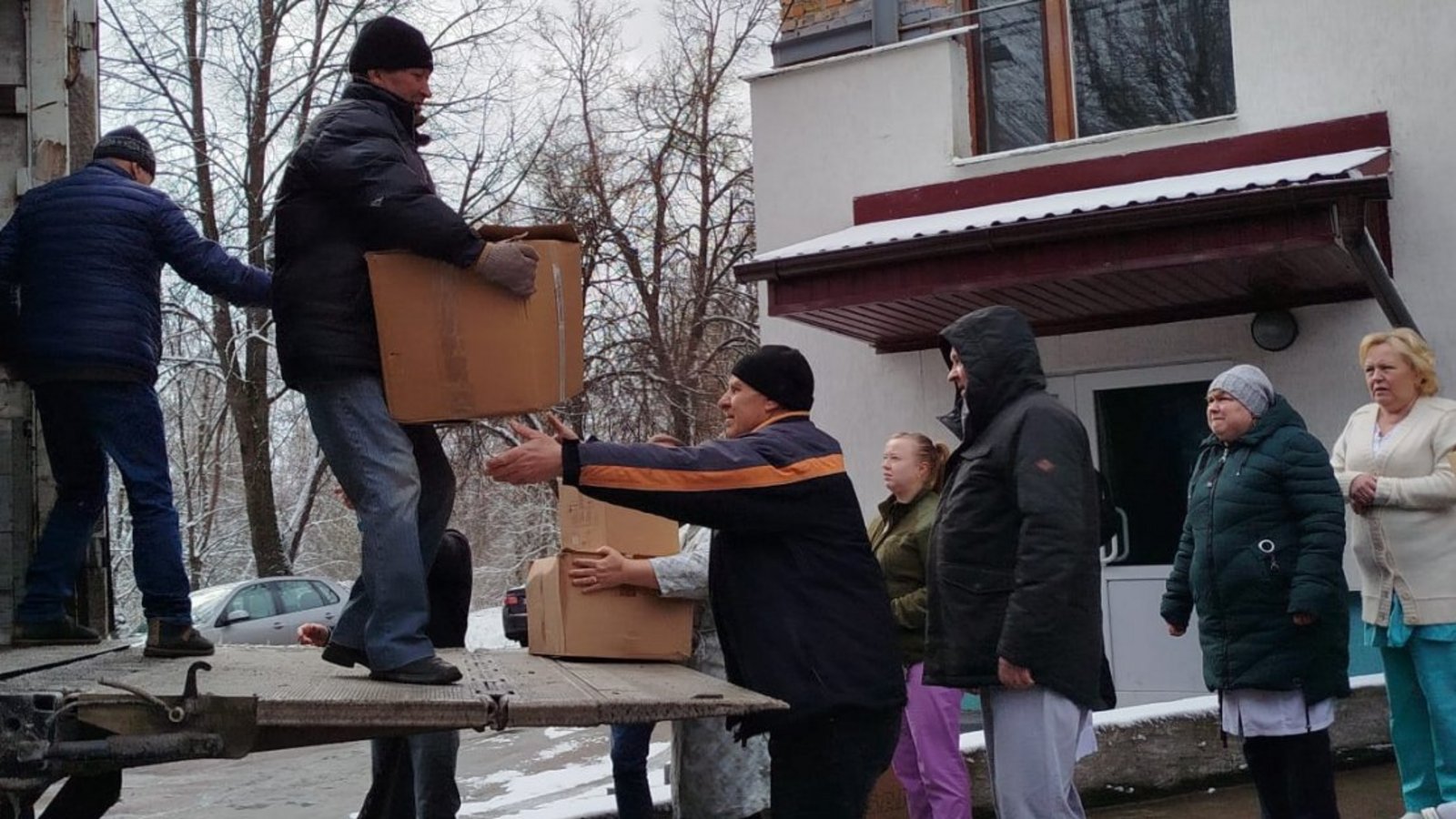Entladen von Hilfsgütern aus Württemberg an der Klinik in Hluchiv in der Ukraine. Foto: p Entladen von Hilfsgütern aus Württemberg an der Klinik in Hluchiv in der Ukraine. Foto: p