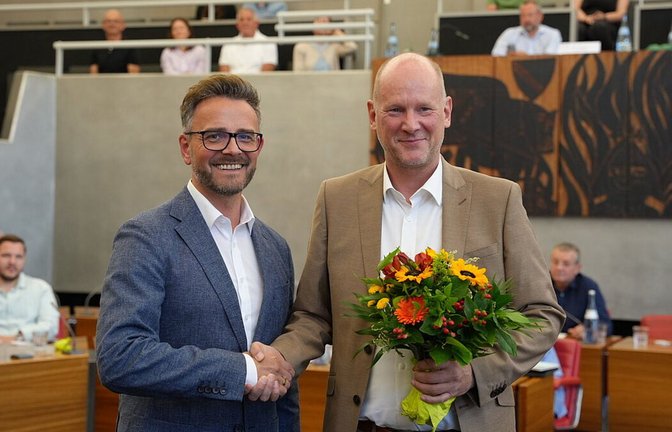 OB Peter Boch (links) gratuliert seinem neuen und alten Stellvertreter Dirk Büscher mit einem Blumenstrauß.<span class='image-autor'>Foto: Stadt Pforzheim/oh</span>