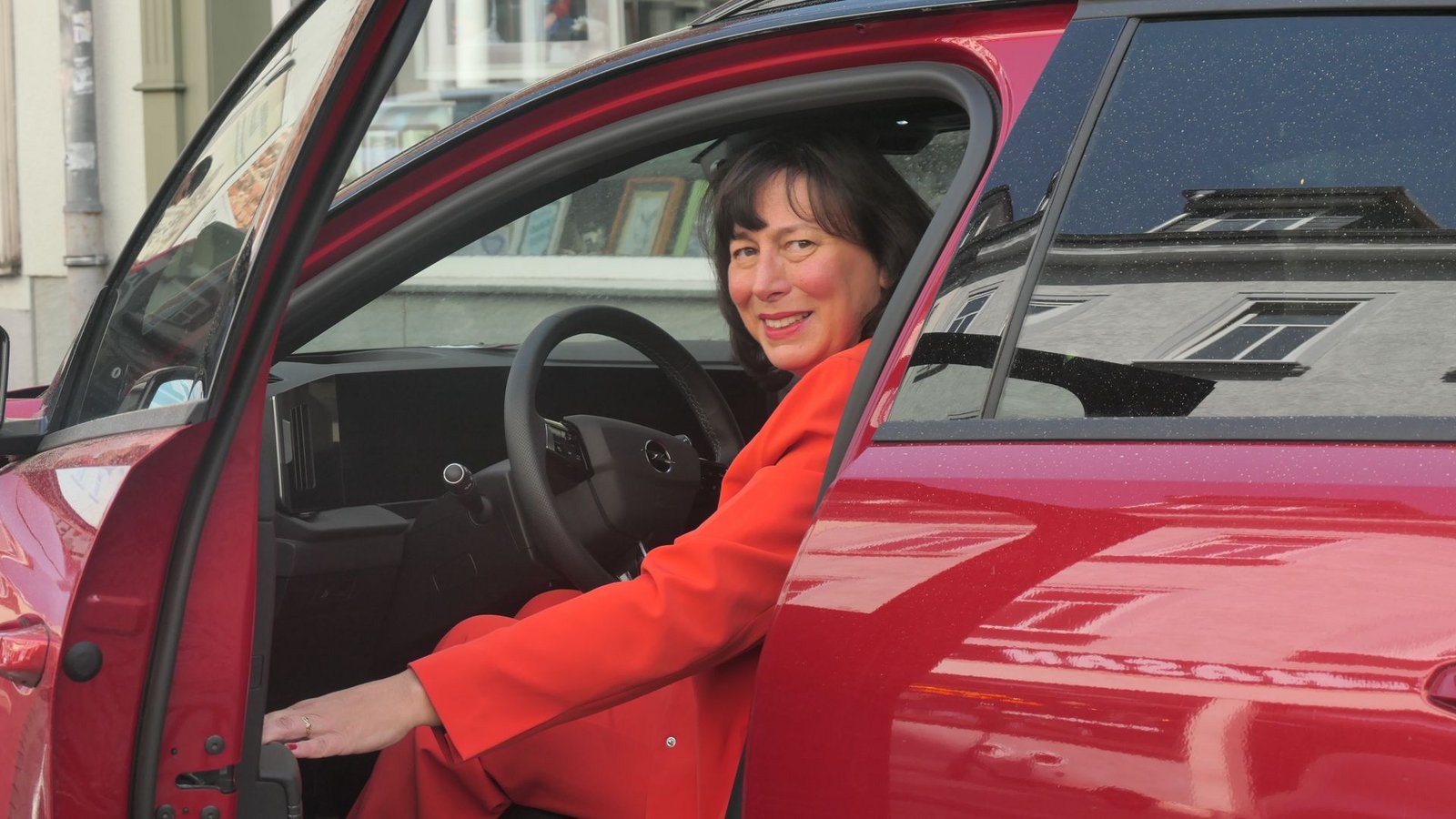 Rot in Rot: Die CDU-Frau Marion Walsmann fährt im Wahlkampf in Thüringen Tausende Kilometer über Land, um für die EU und sich selbst zu werben.Foto: Daniel Gräfe Rot in Rot: Die CDU-Frau Marion Walsmann fährt im Wahlkampf in Thüringen Tausende Kilometer über Land, um für die EU und sich selbst zu werben.Foto: Daniel Gräfe