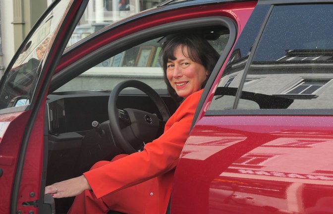 Rot in Rot: Die CDU-Frau Marion Walsmann fährt im Wahlkampf in Thüringen Tausende Kilometer über Land, um für die EU und sich selbst zu werben.<span class='image-autor'>Foto: Daniel Gräfe</span>