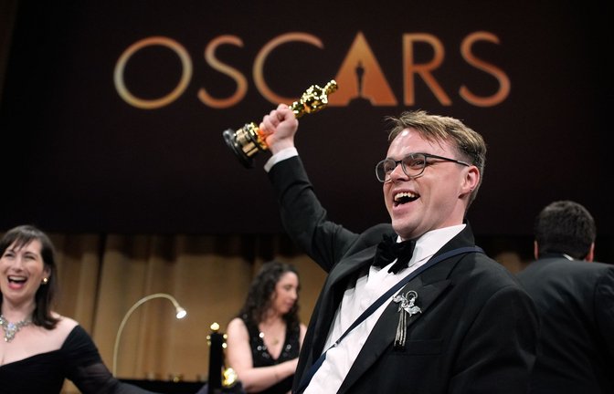 Der Oscar, den Talankin hier voller Stolz in die Luft hält, ging auf dem Weg nach Frankfurt verloren. (Archivbild)<span class='image-autor'>Foto: John Locher/Invision/dpa</span>