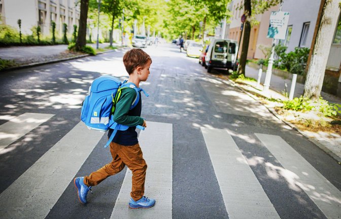 Ein Zebrastreifen schafft Sicherheit auf dem Weg zur Schule. Doch der Weg durch die Instanzen der Verwaltung kann für Eltern und Verkehrsplaner zermürbend sein.<span class='image-autor'>Foto: imago//Thomas Trutschel</span>
