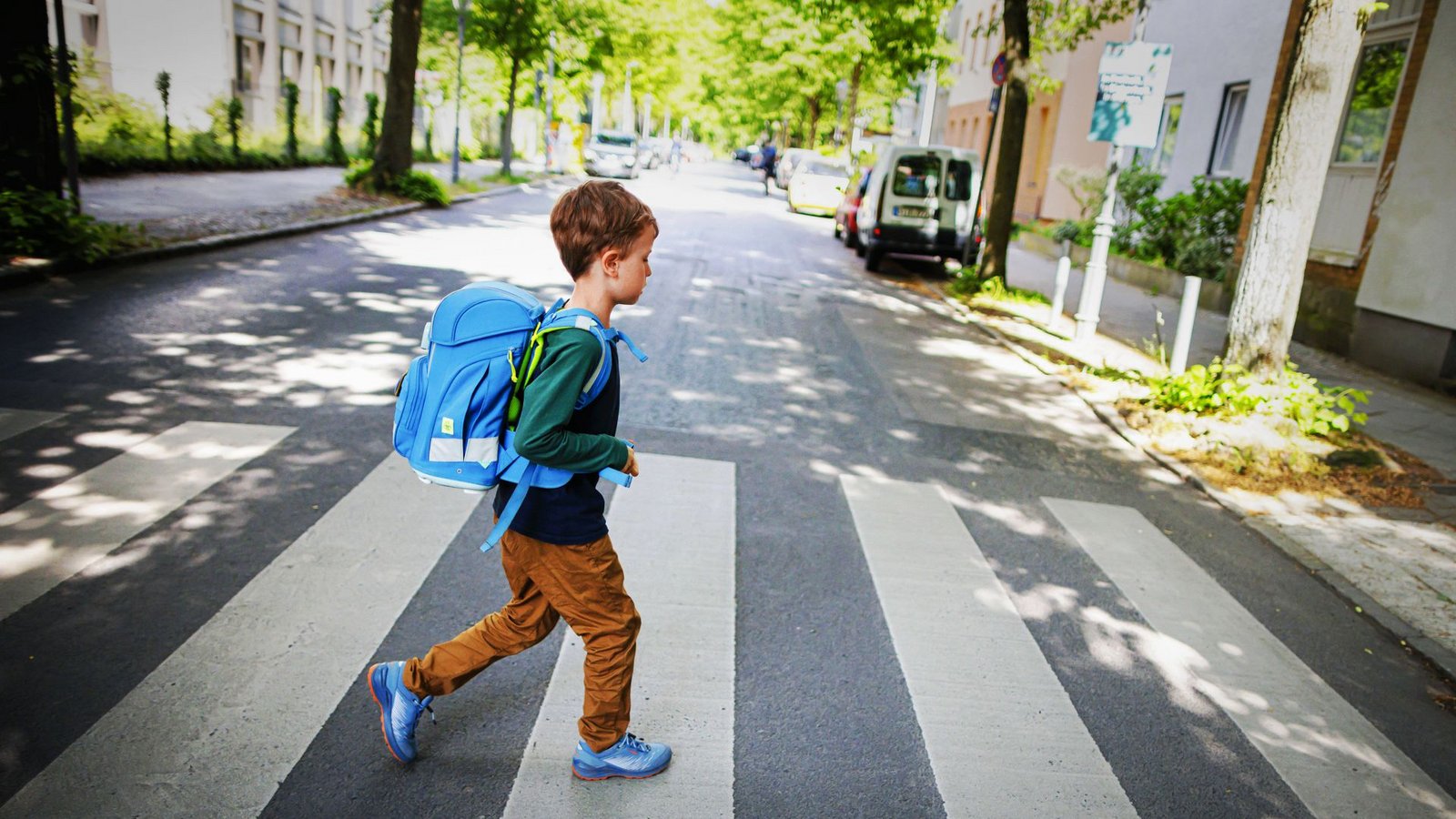 Ein Zebrastreifen schafft Sicherheit auf dem Weg zur Schule. Doch der Weg durch die Instanzen der Verwaltung kann für Eltern und Verkehrsplaner zermürbend sein.Foto: imago//Thomas Trutschel Ein Zebrastreifen schafft Sicherheit auf dem Weg zur Schule. Doch der Weg durch die Instanzen der Verwaltung kann für Eltern und Verkehrsplaner zermürbend sein.Foto: imago//Thomas Trutschel