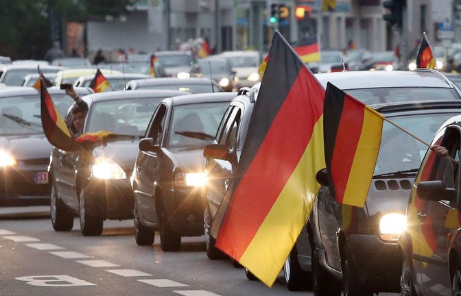 Autokorsos nach EM-Spielen können Staus verursachen. Der ADAC rechnet damit nicht nur in Stuttgart, sondern auch in anderen Großstädten im Land, wie Karlsruhe oder Mannheim. (Symbolbild)<span class='image-autor'>Foto: imago/</span>