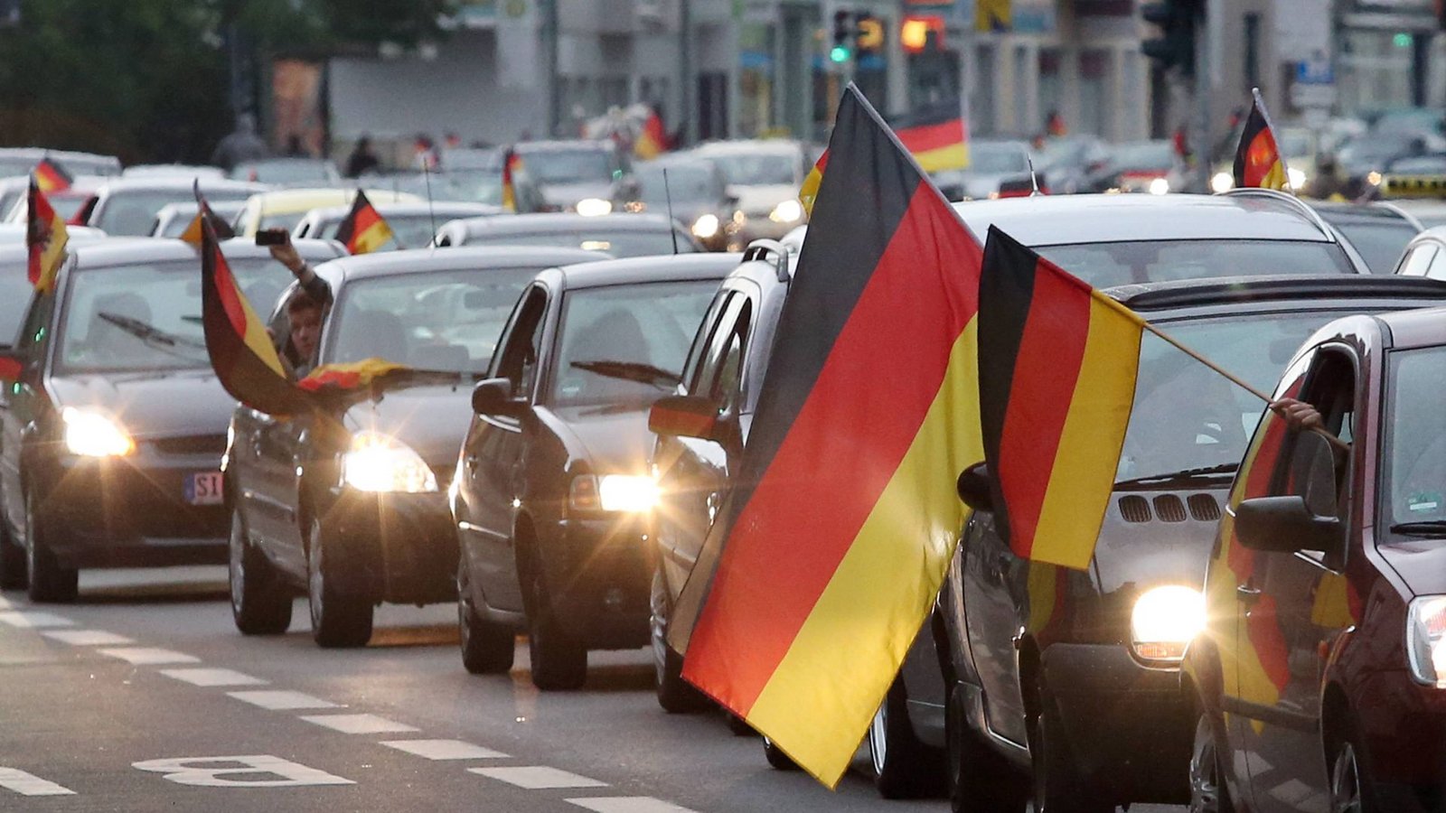 Autokorsos nach EM-Spielen können Staus verursachen. Der ADAC rechnet damit nicht nur in Stuttgart, sondern auch in anderen Großstädten im Land, wie Karlsruhe oder Mannheim. (Symbolbild)Foto: imago/ Autokorsos nach EM-Spielen können Staus verursachen. Der ADAC rechnet damit nicht nur in Stuttgart, sondern auch in anderen Großstädten im Land, wie Karlsruhe oder Mannheim. (Symbolbild)Foto: imago/