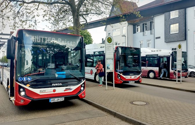 Drei auf einen Streich: Die E-Bus-Flotte im Einsatz am Bahnhof Öhringen.<span class='image-autor'>Foto: Andreas Geldner</span>