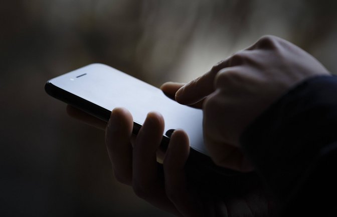 Im Laufe des Tages zücken wir durchschnittlich 58 Mal unser Handy.<span class='image-autor'>Foto: imago/photothek/Thomas Trutschel</span>