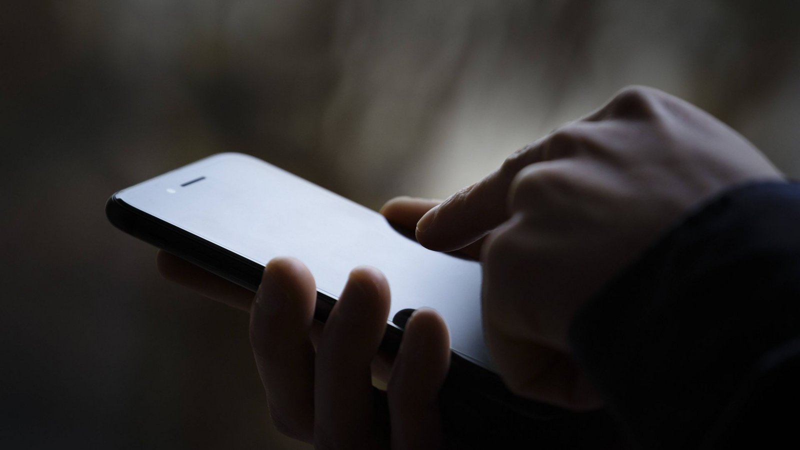 Im Laufe des Tages zücken wir durchschnittlich 58 Mal unser Handy.Foto: imago/photothek/Thomas Trutschel