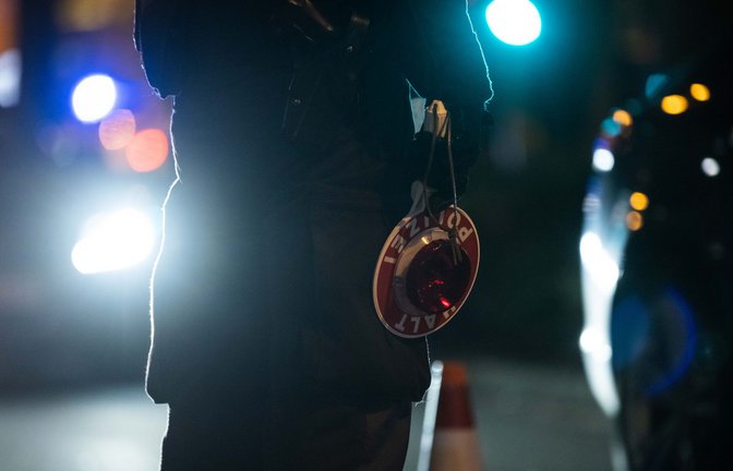 Die Polizei hat auf der A7 einen Autofahrer mit knapp zwei Promille im Blut angehalten (Symbolfoto).<span class='image-autor'>Foto: IMAGO/Funke Foto Services/IMAGO/Lars Heidrich</span>