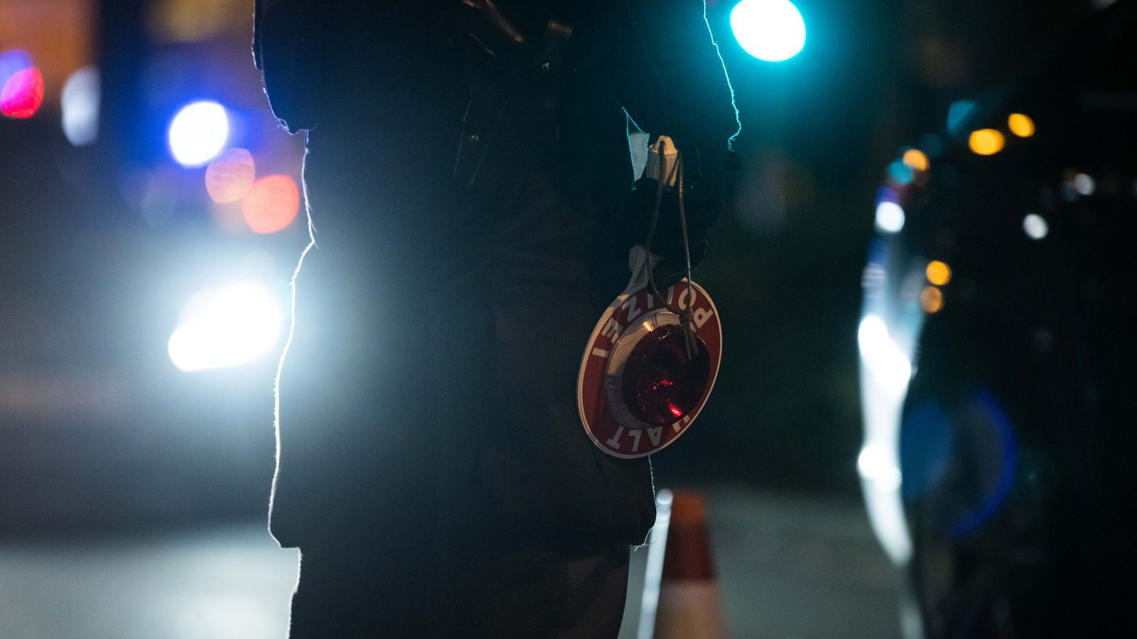 Die Polizei hat auf der A7 einen Autofahrer mit knapp zwei Promille im Blut angehalten (Symbolfoto).Foto: IMAGO/Funke Foto Services/IMAGO/Lars Heidrich Die Polizei hat auf der A7 einen Autofahrer mit knapp zwei Promille im Blut angehalten (Symbolfoto).Foto: IMAGO/Funke Foto Services/IMAGO/Lars Heidrich