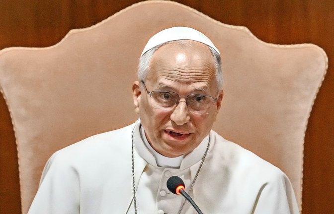 Papst Leo XIV. stellt im Vatikan  seiner ersten Enzyklika mit dem Titel „Magnifica Humanitas“ (Großartige Menschheit) vor. Darin warnt das Oberhaupt der Katholiken vor zahlreichen Gefahren, die KI für das menschliche Zusammenleben berge.<span class='image-autor'>Foto: Alessandra Tarantino/AP/dpa</span>