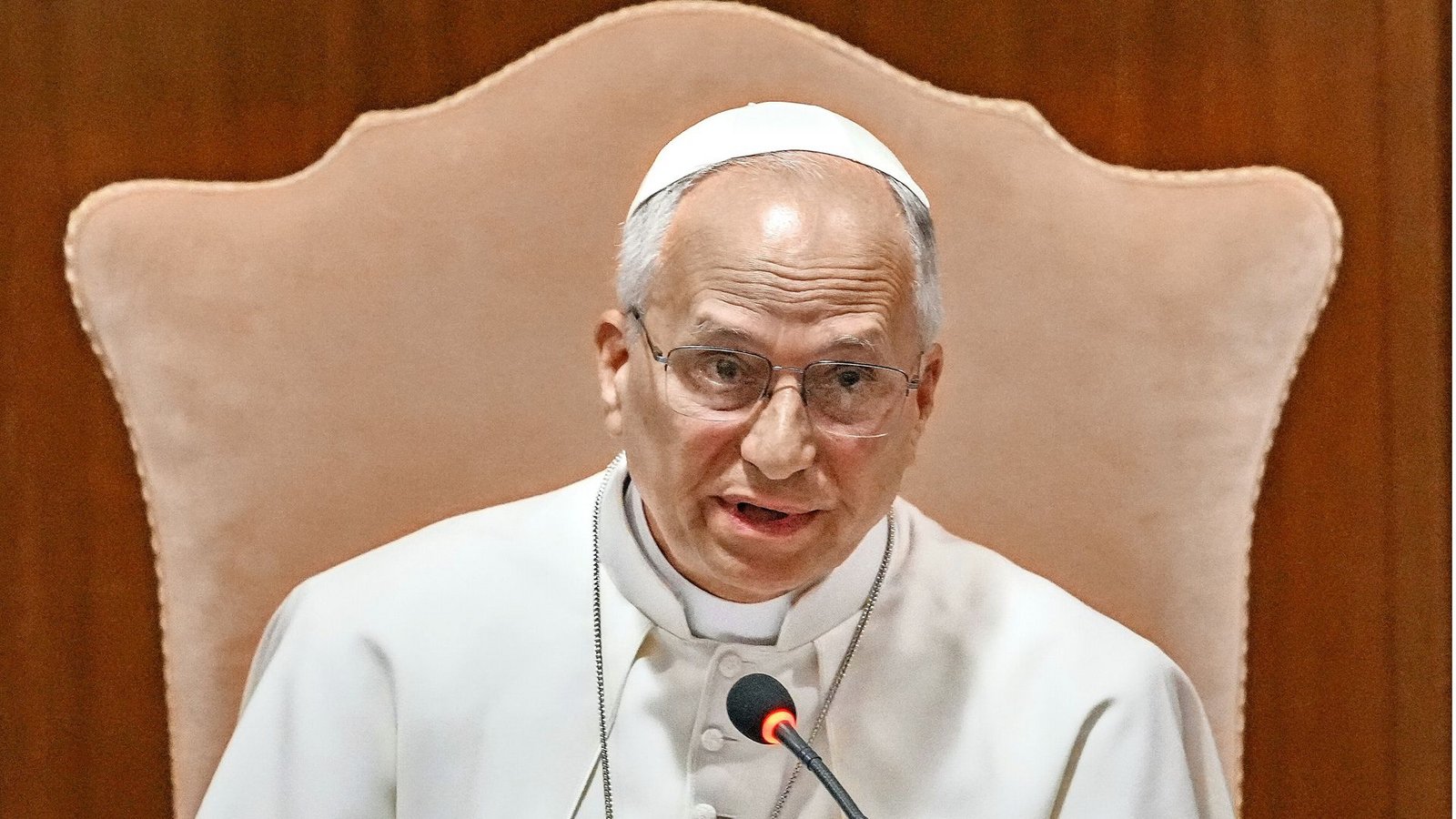 Papst Leo XIV. stellt im Vatikan seiner ersten Enzyklika mit dem Titel „Magnifica Humanitas“ (Großartige Menschheit) vor. Darin warnt das Oberhaupt der Katholiken vor zahlreichen Gefahren, die KI für das menschliche Zusammenleben berge.Foto: Alessandra Tarantino/AP/dpa Papst Leo XIV. stellt im Vatikan seiner ersten Enzyklika mit dem Titel „Magnifica Humanitas“ (Großartige Menschheit) vor. Darin warnt das Oberhaupt der Katholiken vor zahlreichen Gefahren, die KI für das menschliche Zusammenleben berge.Foto: Alessandra Tarantino/AP/dpa