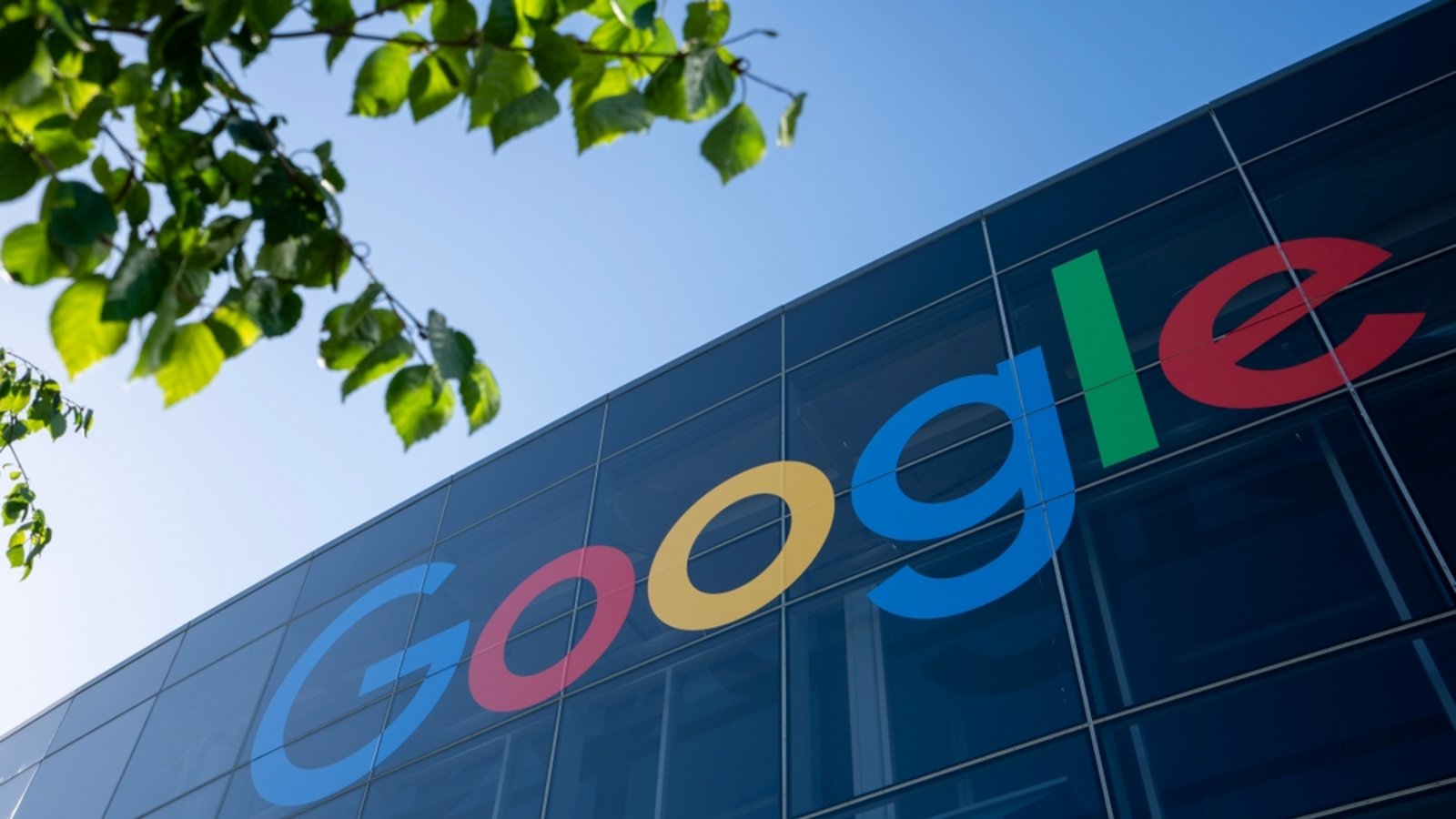 Trotz KI-Zusammenfassungen in der Suche steigen Googles Werbeeinnahmen im zweiten Quartal 2025 um 10,4 %. Warum Alphabet weiter wächst – und wie neue Funktionen junge Nutzer erreichen.Foto: Tada Images / Shutterstock.com Trotz KI-Zusammenfassungen in der Suche steigen Googles Werbeeinnahmen im zweiten Quartal 2025 um 10,4 %. Warum Alphabet weiter wächst – und wie neue Funktionen junge Nutzer erreichen.Foto: Tada Images / Shutterstock.com